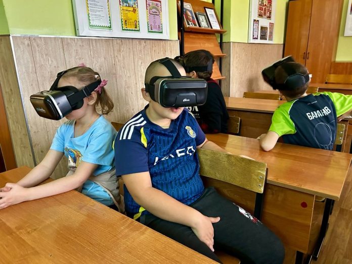 Школьники в виар очках