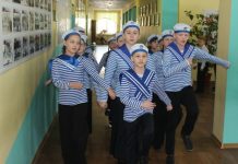 «Смотр строя и песни» провели в Захаровской первой школе