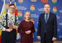 В Захаровском округе родственникам погибших участников СВО передали награды