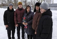 Ученики школ Захаровского округа поздравили ветеранов педагогического труда с 8 Марта