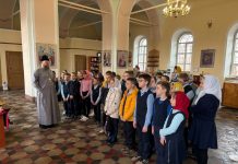 Юные захаровцы на Пасхальной неделе ходили в храм Иоанна Богослова на встречу с отцом Виталием