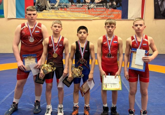 Иван Пиляев (крайний слева), Вадим Егоров второй слева.