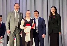 Марине Никаноровой из 7 «А» Захаровской средней школы № 1 паспорт вручил олимпийский чемпион Никита Нагорный