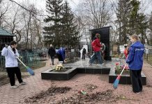 Захаровские ученики привели в порядок братскую могилу на старом кладбище в селе Захарово
