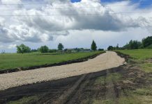 В селе Попадьино Захаровского округа укрепляют щебнем грунтовую дорогу