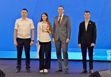 Ученице из Захаровского округа первый паспорт вручил губернатор Павел Малков