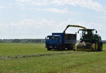 Захаровские аграрии готовят корма и технику к уборочной