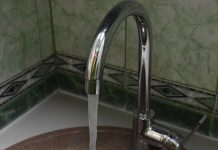 В Захарове меняют водопровод