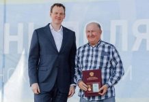 Виктору Кабанову из Захарова вручили золотую медаль «За вклад в развитие агропромышленного комплекса России»