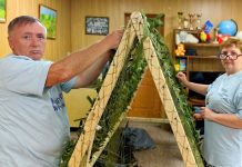 Захаровские пенсионеры плетут маскировочные сети и сушат овощи для супов