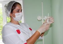 Захаровские медики начали прививать сельчан от гриппа